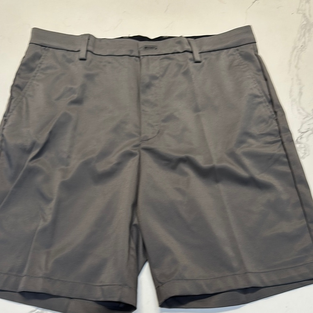 Amazon Essentials Men’s Gray Classic fit Stretch Golf Shorts Size 36